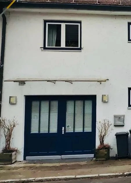 Das Gebäude des ersten AKAR Lagers mit blauem Tor
