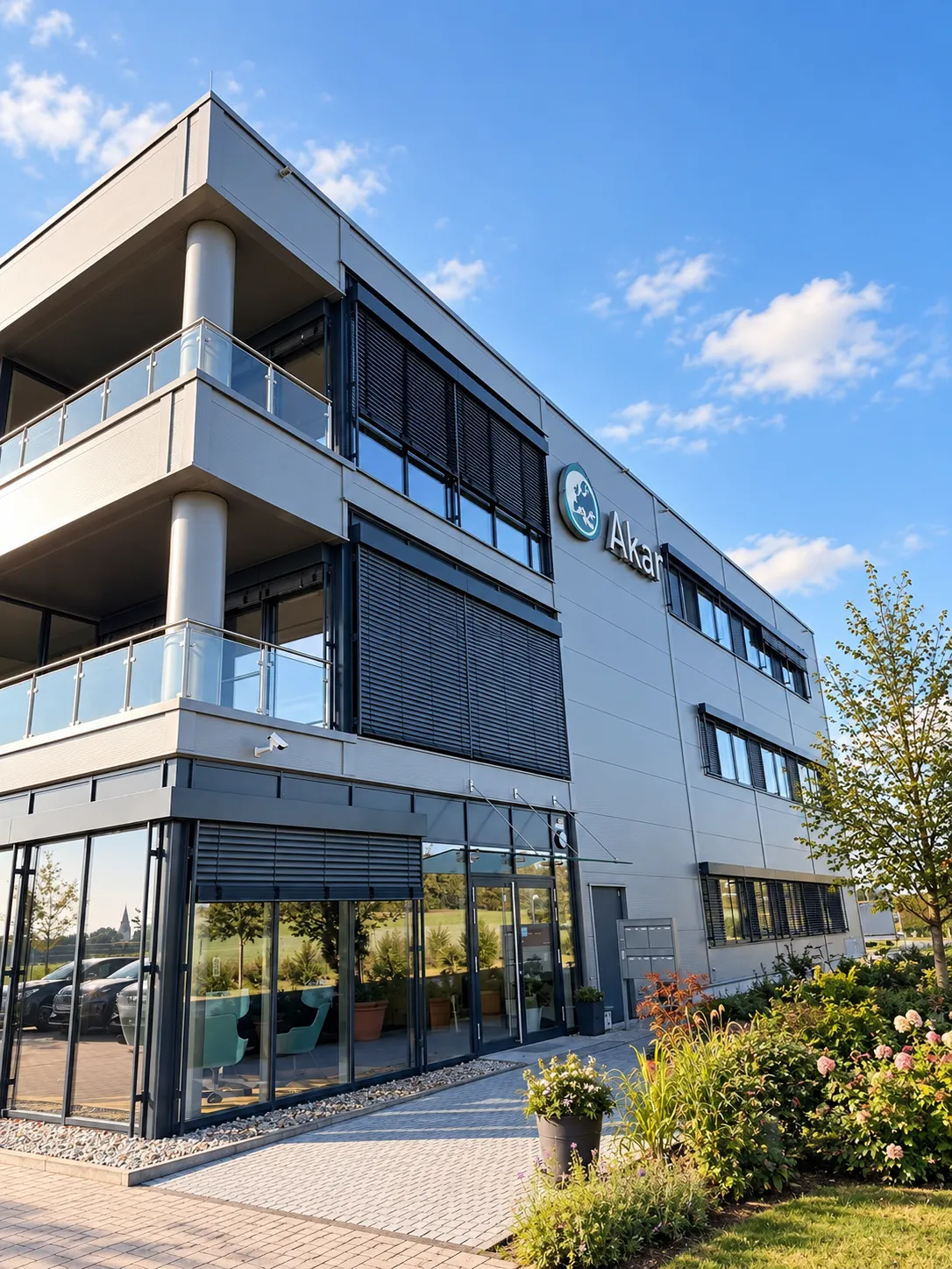 Eingang der AKAR Zentrale mit Logo an der Fassade