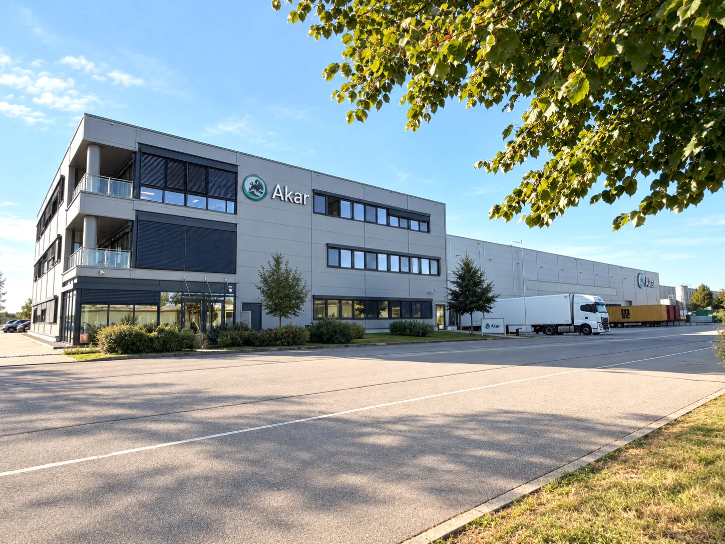 AKAR Hauptsitz in Langenbach bei München: Bürogebäude mit angeschlossenem Zentrallager