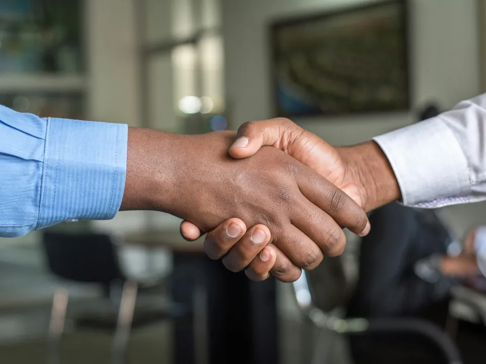 Handschlag zweier Geschäftspartner